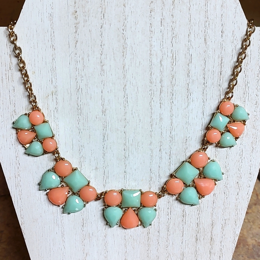 🐾 2 For $16 Pale Green & Pale Pink Lucite Gemstone Statement Necklace - Picture 1 of 3